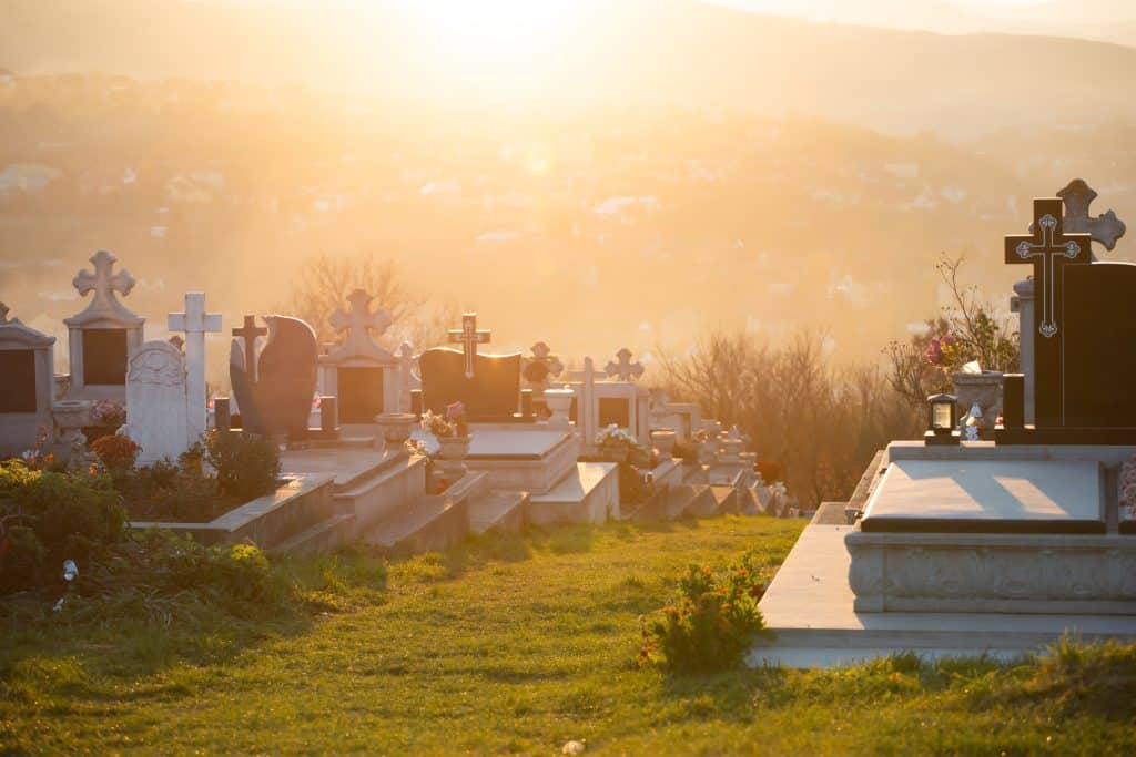 Friedhof mit vielen Gräbern